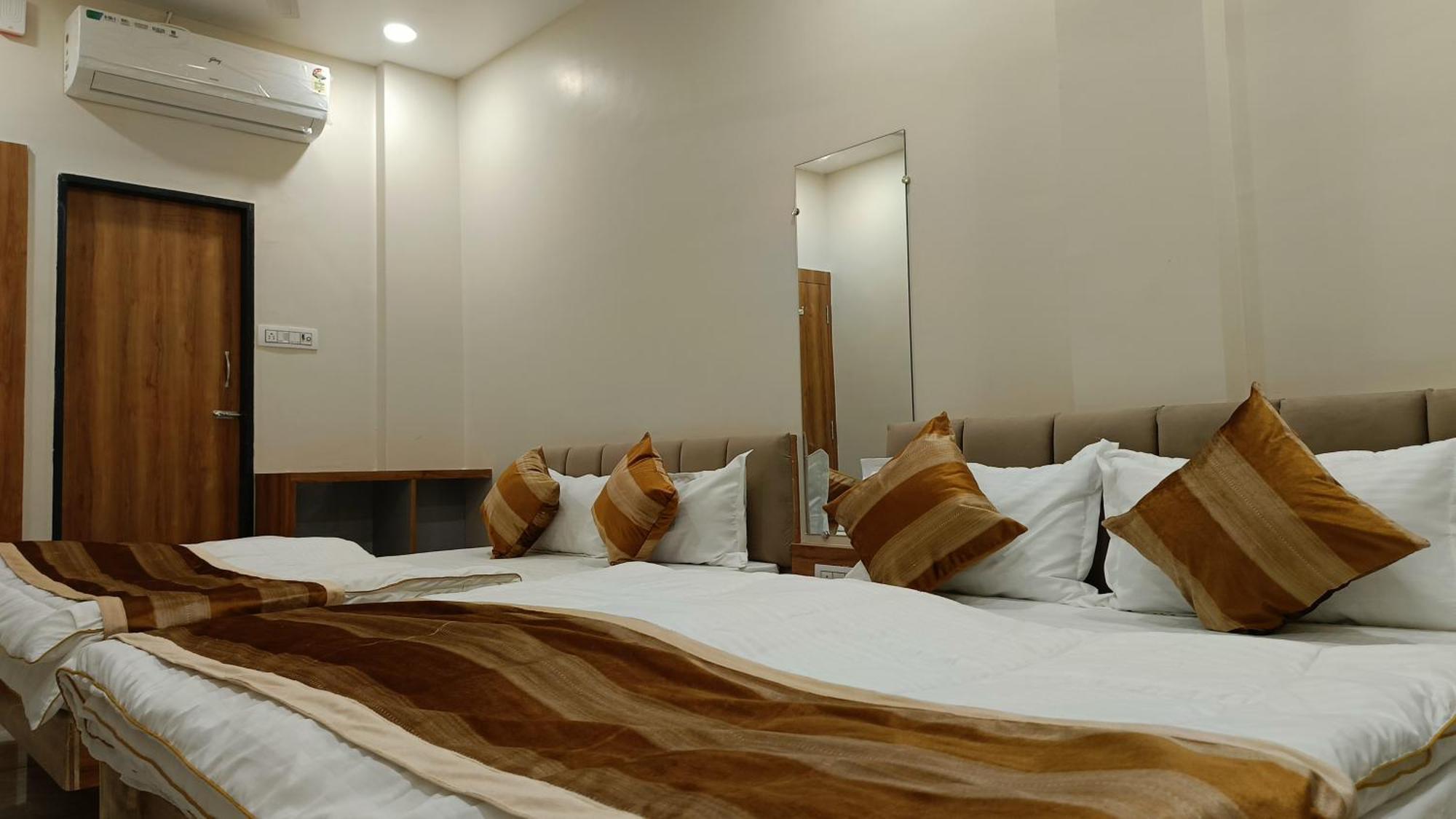 Shree Shyamraj Hotel Уджайн Екстериор снимка