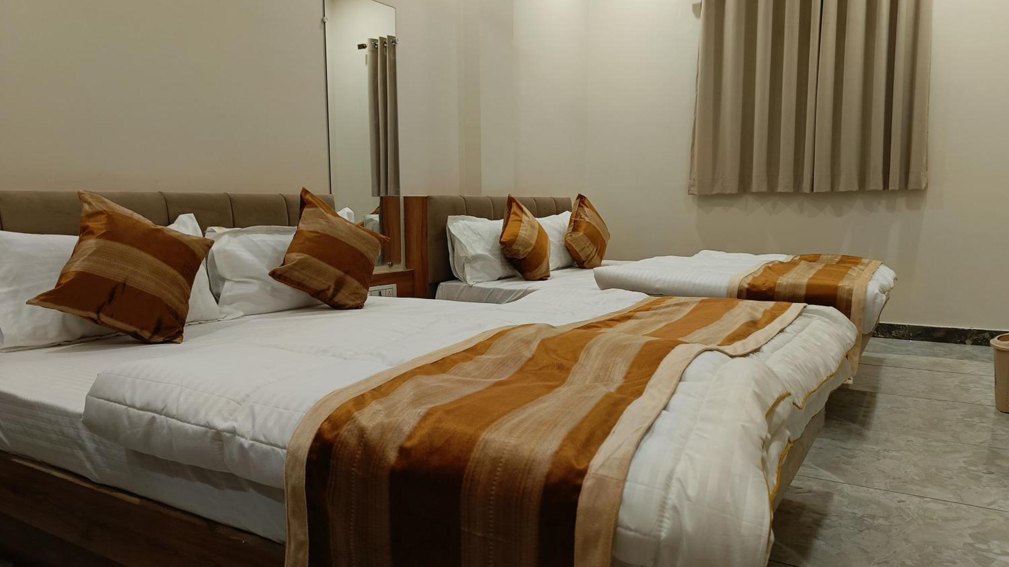 Shree Shyamraj Hotel Уджайн Екстериор снимка