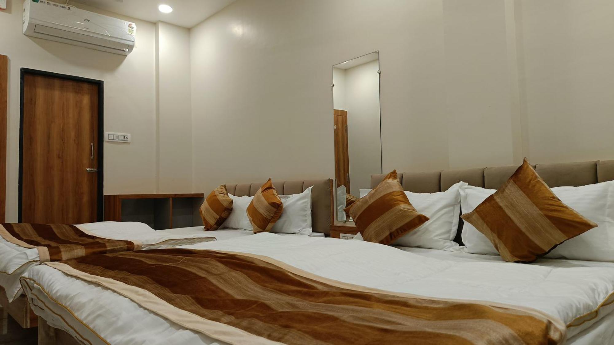 Shree Shyamraj Hotel Уджайн Екстериор снимка