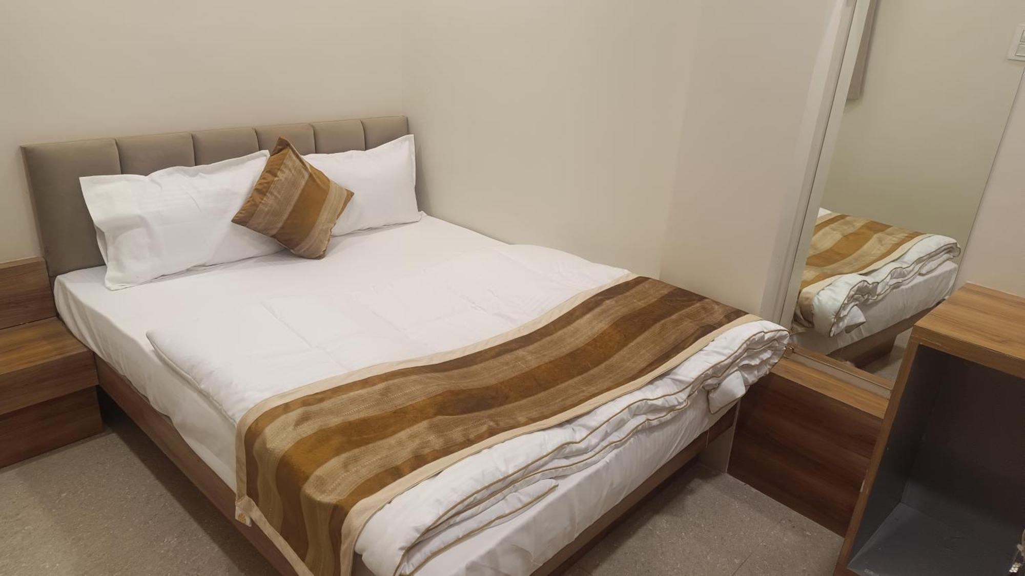 Shree Shyamraj Hotel Уджайн Екстериор снимка